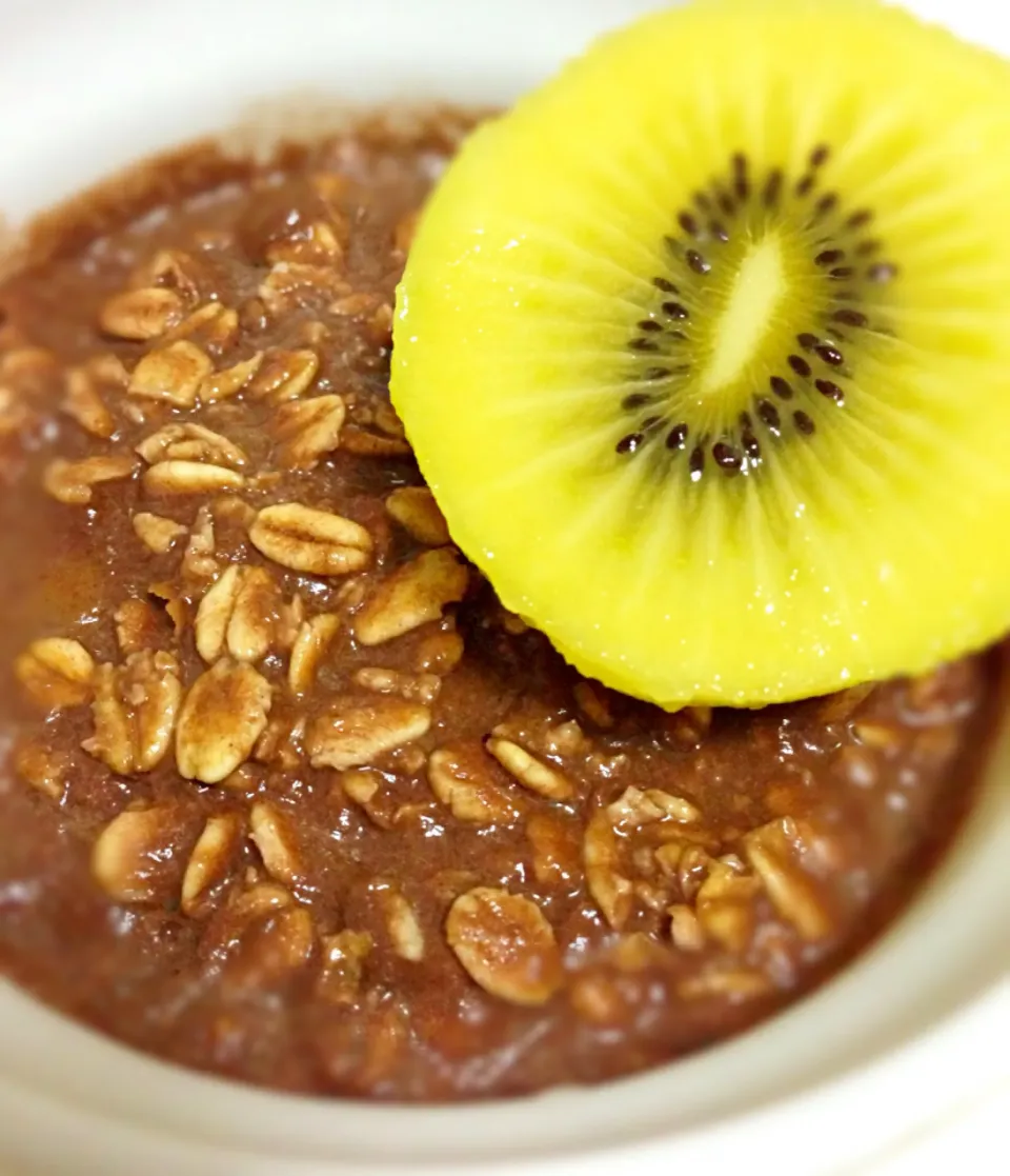 Chocolate banana overnight oats with sunshine(golden kiwi) 😃|coxiella24さん