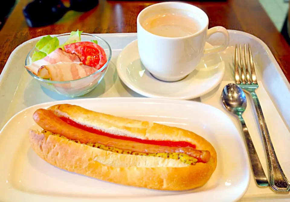 Snapdishの料理写真:Frank Sausage Sandwich, Bacon Salad & Cafe Latte|Liezlさん