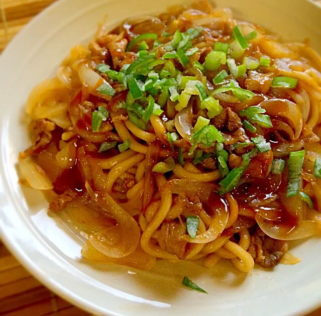 Snapdishの料理写真:新玉ねぎの焼きうどん|MAPITEEさん