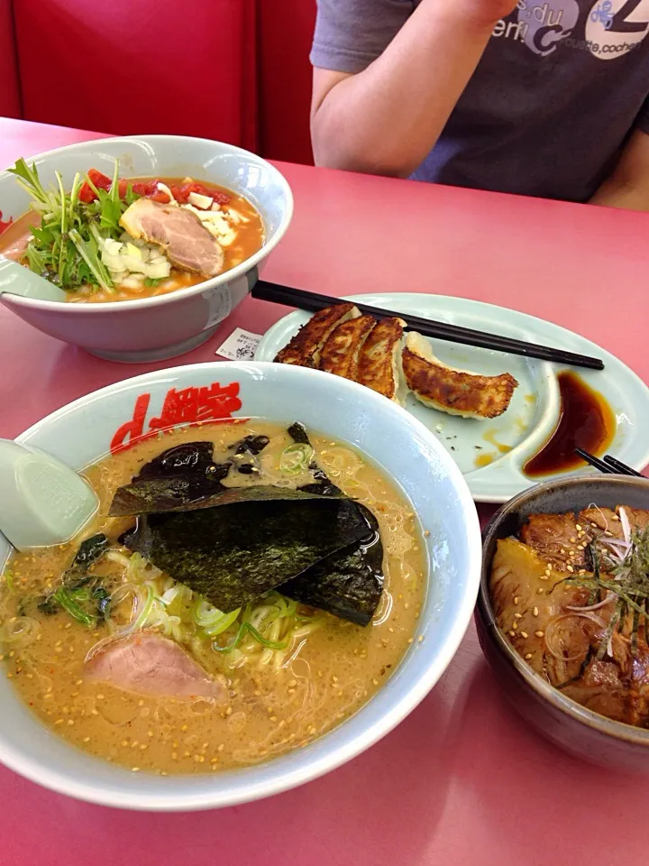 Snapdishの料理写真:山岡屋  味噌ラーメン  トマト豚骨ラーメン  チャーシュー丼  餃子|まつださんさん