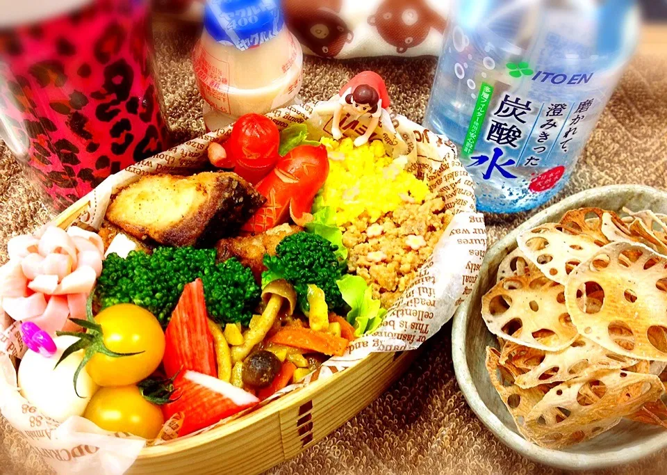 Snapdishの料理写真:ブリの一口唐揚げ＆スパイシー切り干し大根お弁当♪|桃実さん