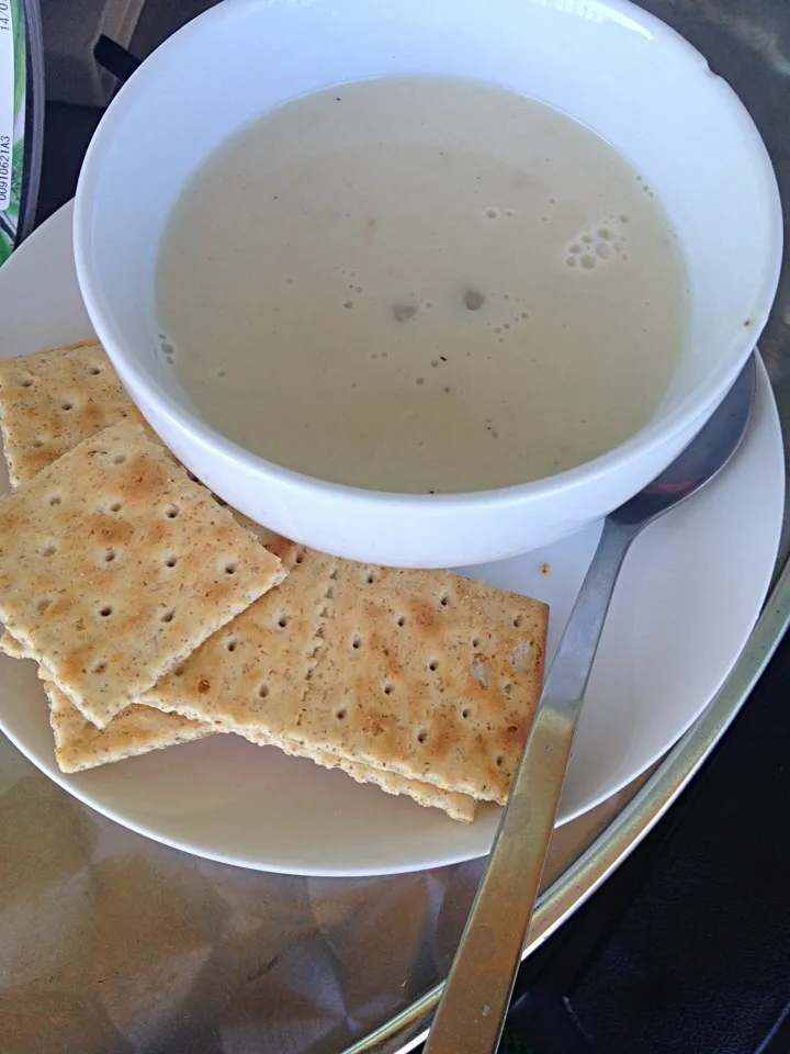 Snapdishの料理写真:Clam chowder and crackers|lauren shannonさん