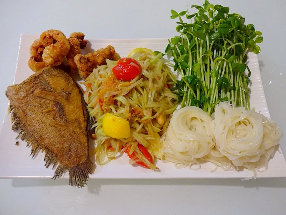 Snapdishの料理写真:ส้มตำไทย +ปลาร้า ,ปลาสลิด, ขนมจีน,แค๊ปหมู / som tum|sirakorn owadaさん