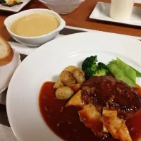 Snapdishの料理写真:定番 ハンバーグ|橋田 いづみさん