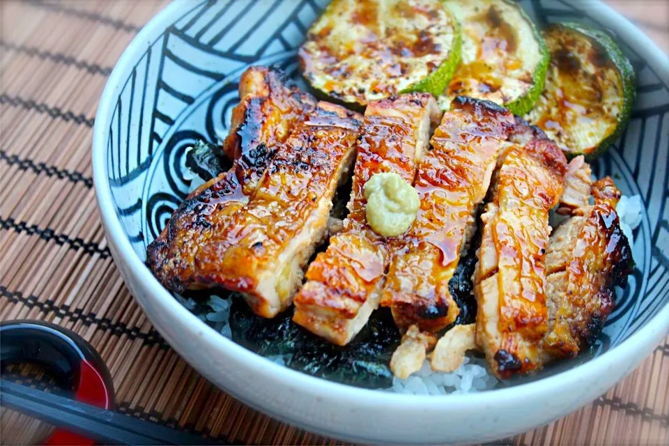 Snapdishの料理写真:地鶏もも肉の炭火焼丼|ソレイユ・エスピエーグルさん