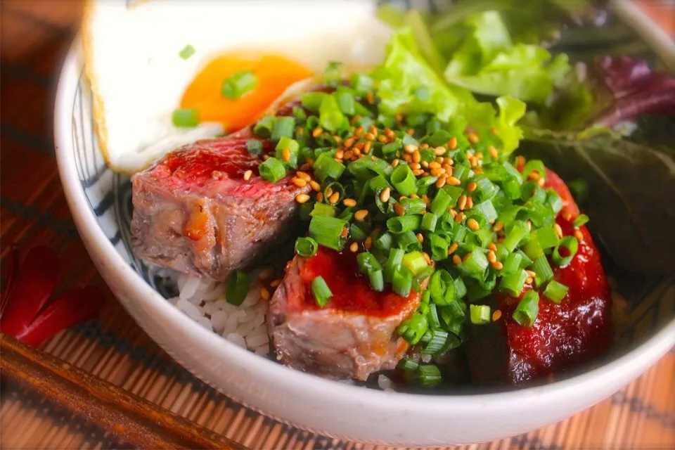 Snapdishの料理写真:牛リブロースのステーキ丼|ソレイユ・エスピエーグルさん