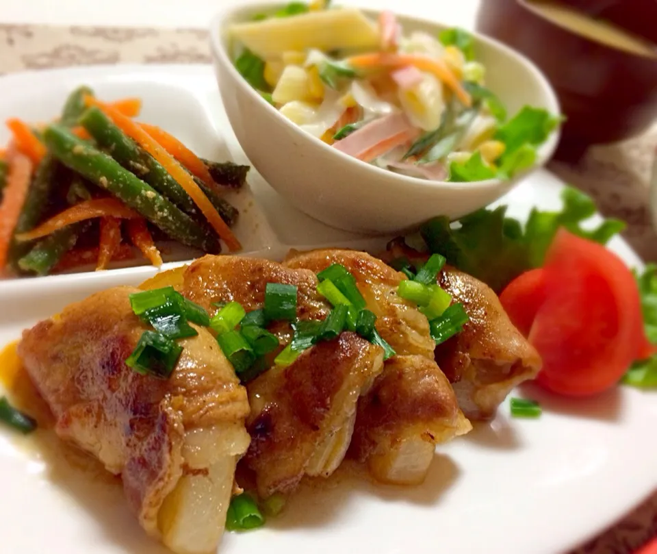 ゆんゆんゅんさんの料理 新玉ねぎの肉巻きです。たまねぎメイン！お肉はオマケw。麺つゆバターを絡めて☆|@konomi.619さん