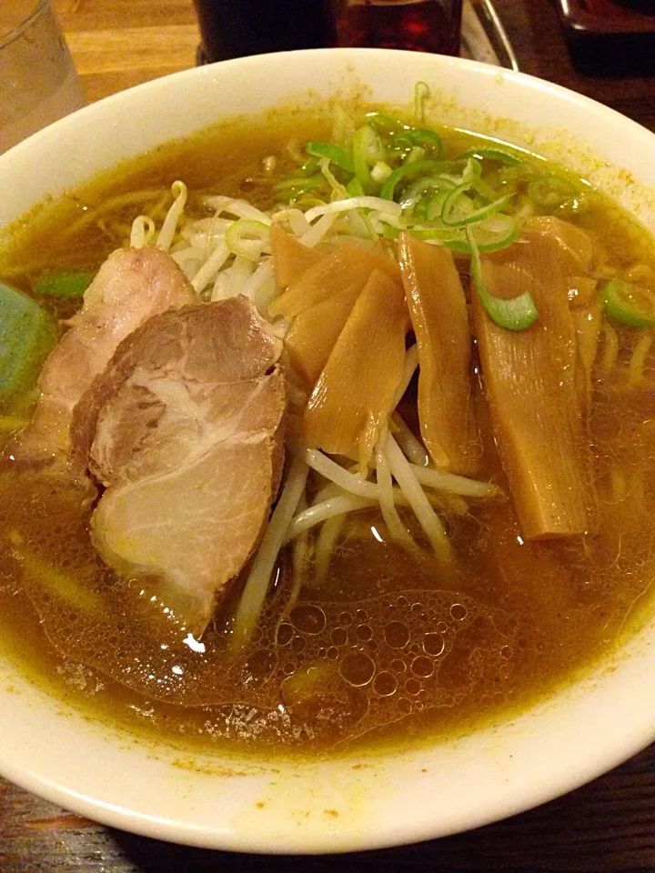 Snapdishの料理写真:北海道上陸 1食目‼︎苫小牧 羅阿麺館 塩カレーラーメン💕|あっこぷーさん