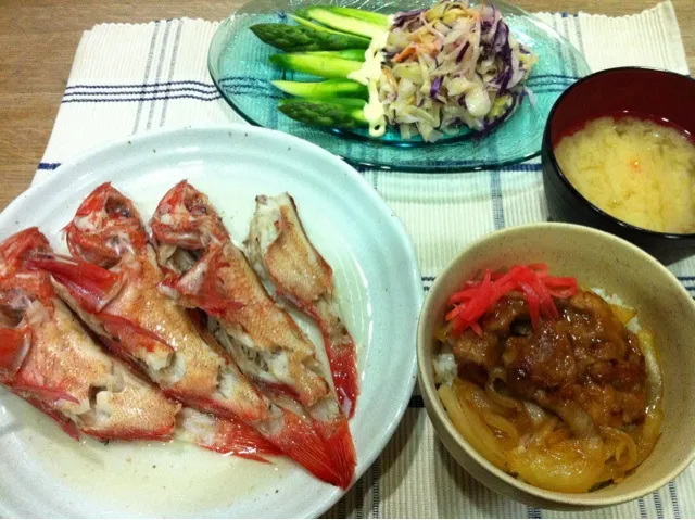 Snapdishの料理写真:ミニサイズのきんき湯煮・豚こま肉でチャーシュー風丼・アスパラとコールスローサラダ・大根と人参味噌汁|まーままさん