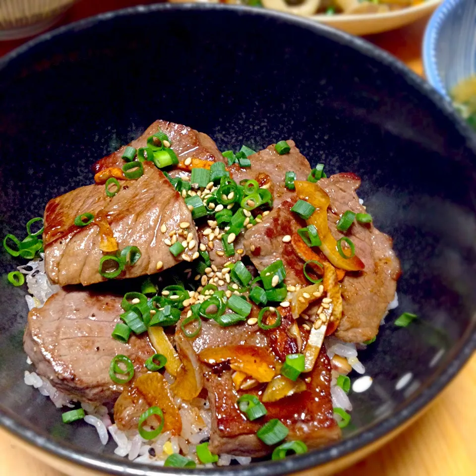 Snapdishの料理写真:いい肉のステーキ丼、にんにく醤油で|門乃ケルコさん