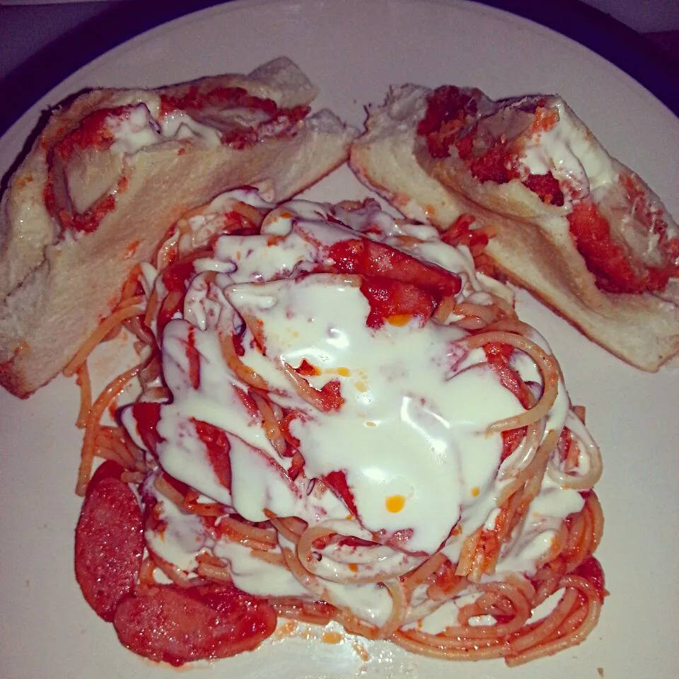 chessyy sausage italian pasta & spicy chicken bread..|Lottie Ibadlit Ninoblaさん
