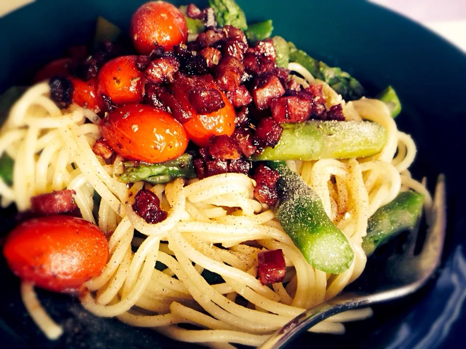 Pasta with cherry tomatoes. green asparagus and bacon|ani schiさん