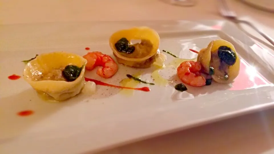 Snapdishの料理写真:Raviolo di lumache, gamberi e finocchio|Roberto Anesiさん