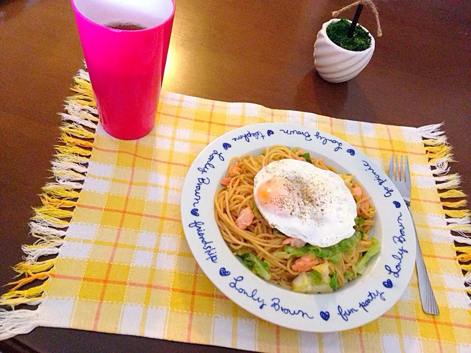 サーモンと春キャベツのバター醤油ちょいマヨパスタ目玉のせ 笑|Obatakaoriさん