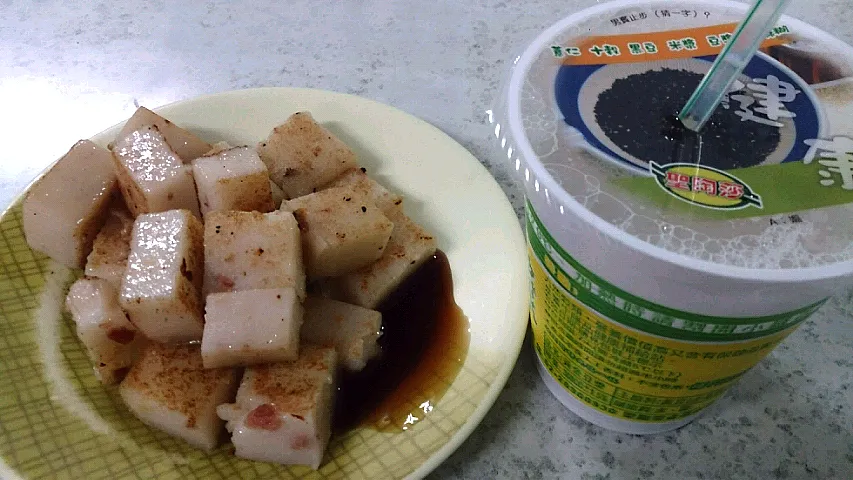 大根餅と豆乳(50元、約180円)。ガイドブックによると台湾の伝統的朝ごはんの一つ。|satoshi kuboさん