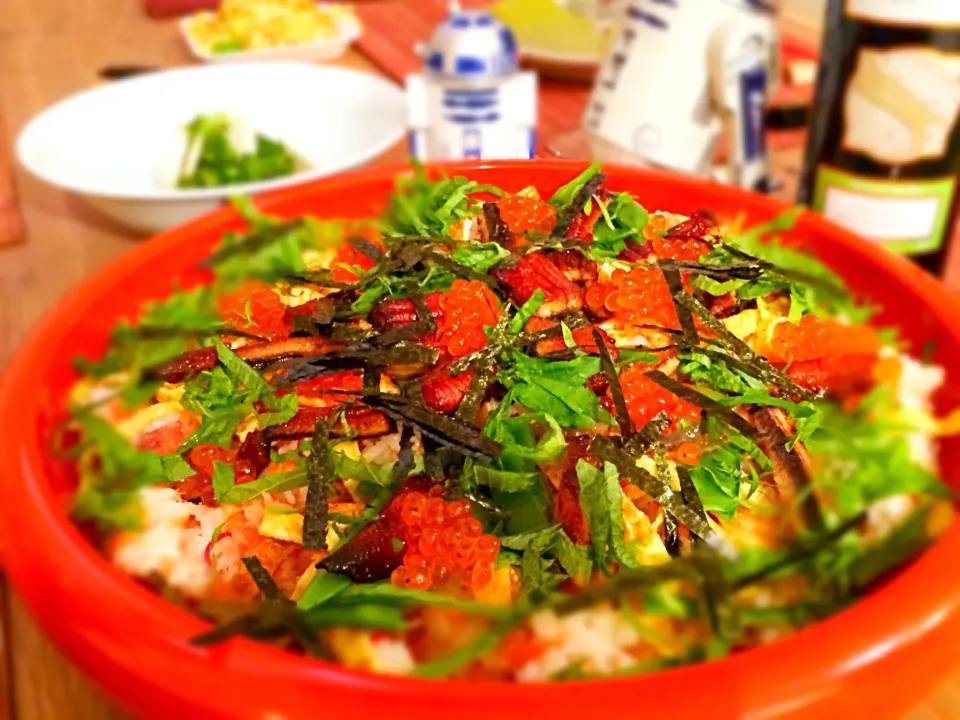 Welcome home chirashi with smoked salmon, broiled eel and salmon roe.|Akiko Nishimaeさん