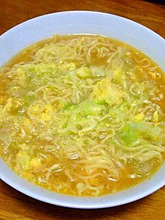 千切りキャベツの卵とじ味噌ラーメン（マルちゃん正麺）|すーさん