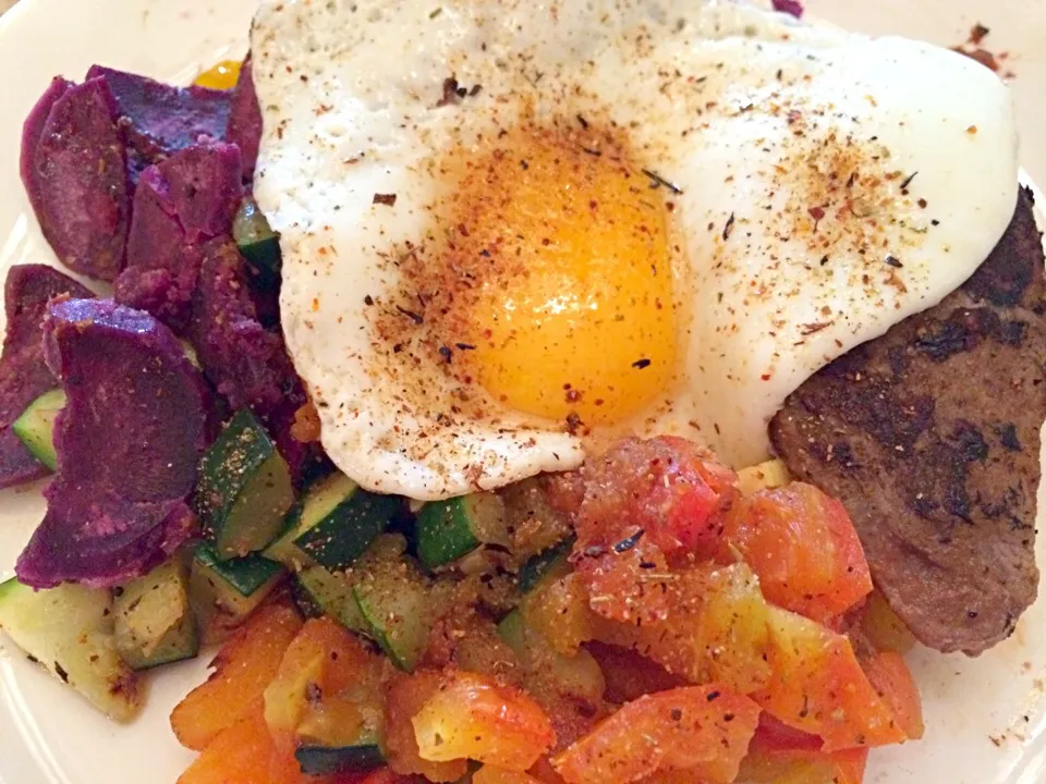 Sunny sideup Egg over Tenderloin, sauteed tomatoes, zucchini and sweet potatoes|Agnes Tjanさん