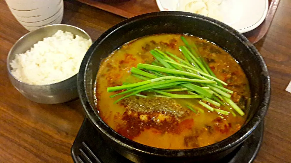 Boiled Loach Soup 상당히 괜찮은 추어탕을 선보이는 곳. 튀김요리도 예상외로 수준급.|Dean Jungさん