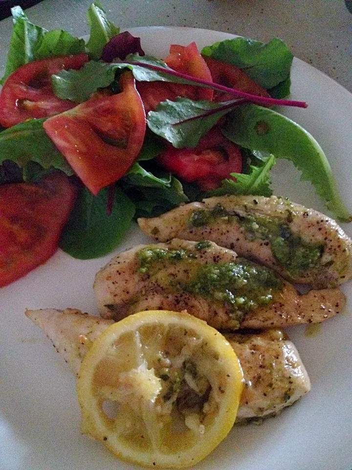 Lemon pesto chicken with fresh tomatoes and baby lettuce|lauren shannonさん