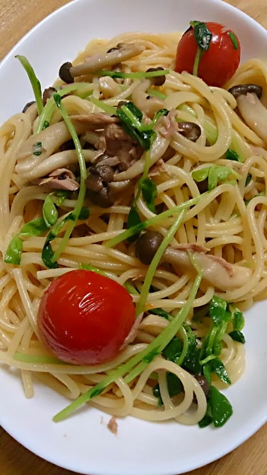 豆苗とツナとしめじとプチトマトのバター醤油パスタ|虹色さん