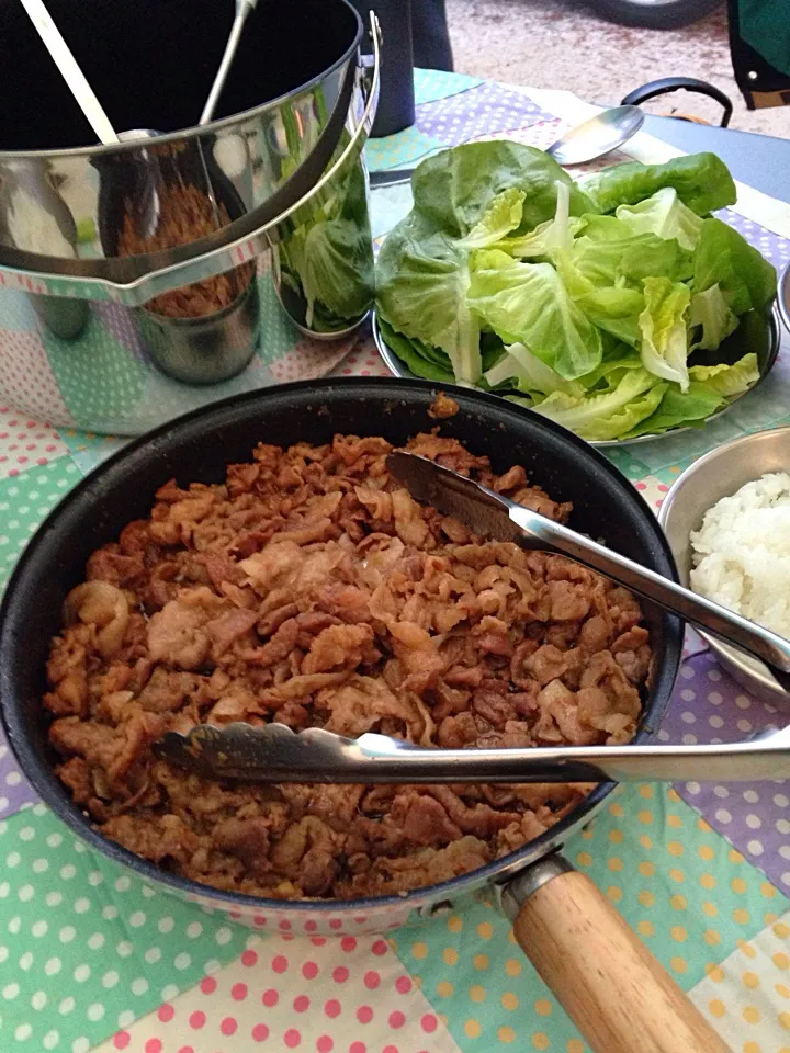 Snapdishの料理写真:キャンプ1日目夕飯  娘作  豚肉の漬け込み焼肉サラダ菜で巻き巻き|まつださんさん