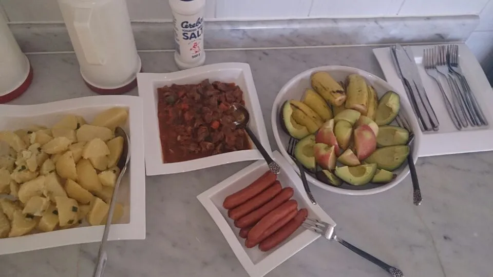 buttered potatoes, gizards, sausages and a bunch of fruits ;-)|joanさん