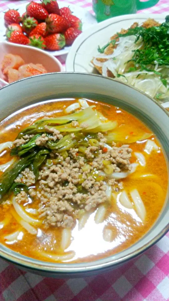 担々うどん(豚挽肉･チンゲン菜･生姜･白ごま･青ねぎ)、メカジキフライオニスラのせ(大葉)、明太子、いちご|まあるさん