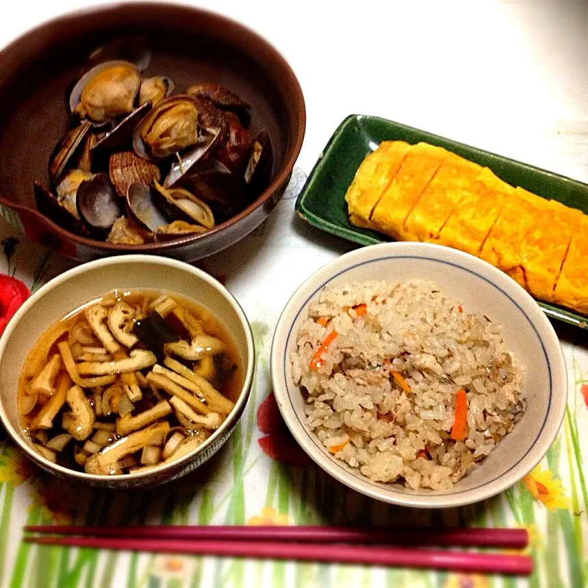 あさり酒蒸し・卵焼き・鯖缶で炊き込みご飯・油揚とワカメのお味噌汁|美也子さん