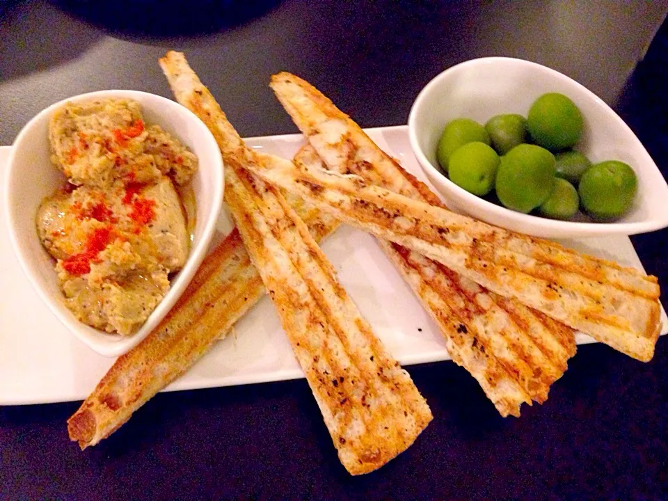 Toasties with hummus and olives|sgさん