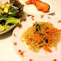 糸こんにゃくのパッタイ＊焼き鮭＊生野菜サラダ