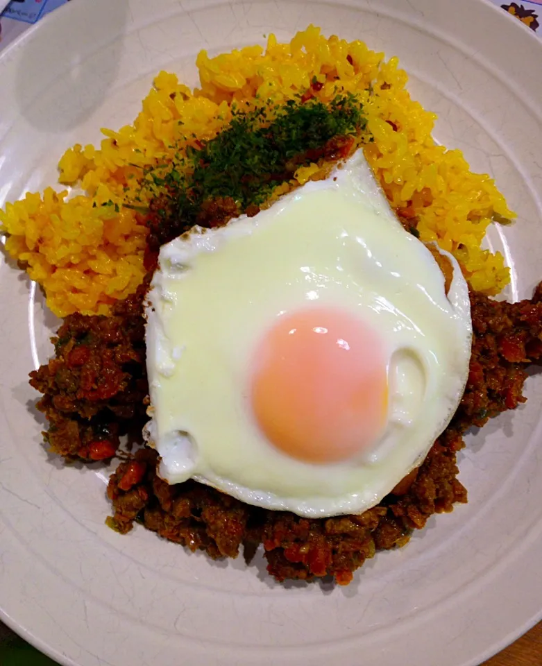 ドライカレー、ターメリックライスで目玉焼きトッピング|ひとみさん