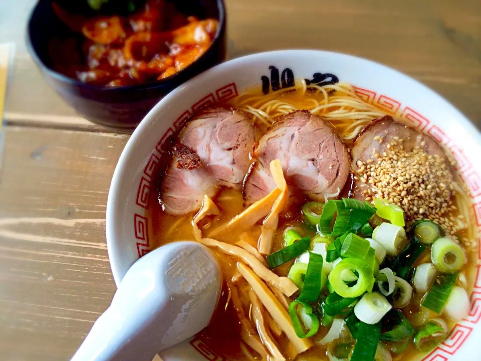 とんこつ醤油と豚丼のセット。 ランチタイム900円|Hisashi Yoshidaさん