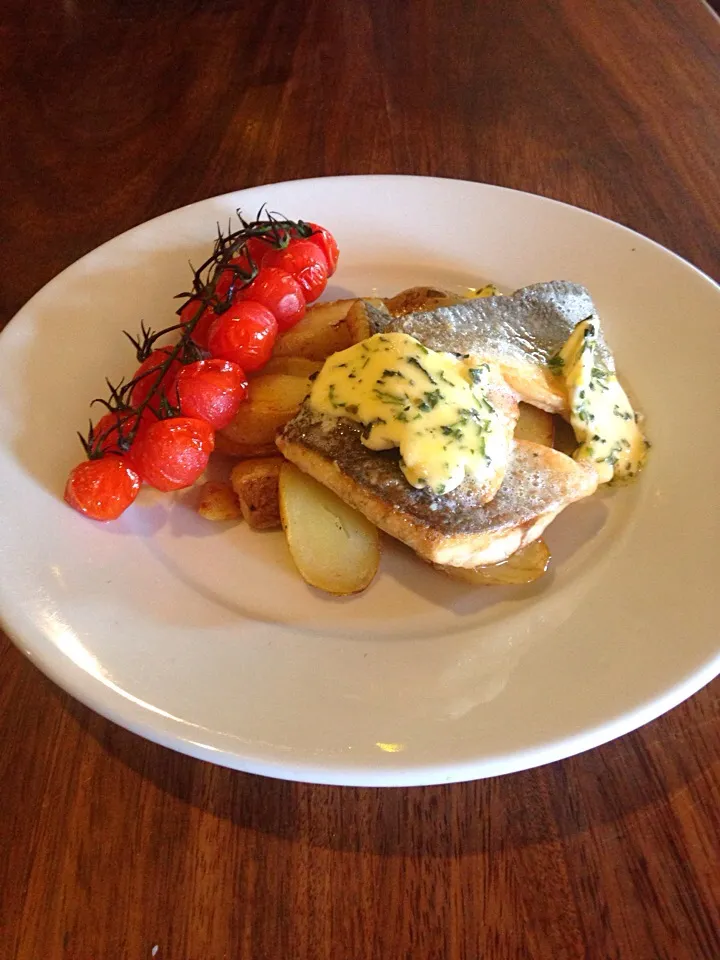 Fillet of sea bass with fresh basil butter, vine tomatoes, new potatoes and vegetables|emmaさん