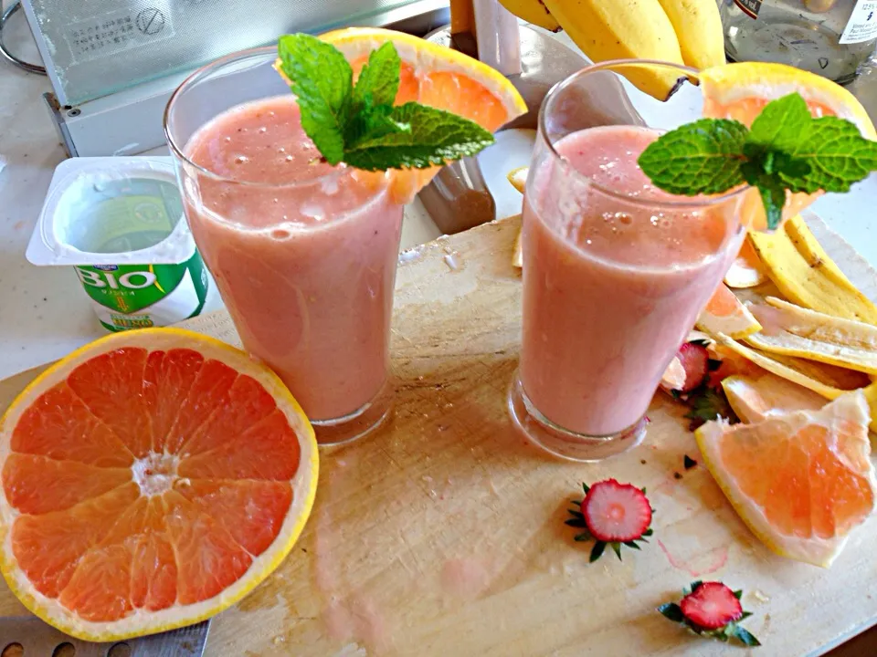 Snapdishの料理写真:Pink smoothie💕 (ruby grapefruit,strawberry,banana +yoghurt|viviさん