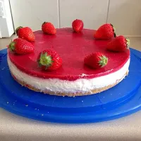 No bake cheese cake with strawberry topping|Beate Weissenbergerさん