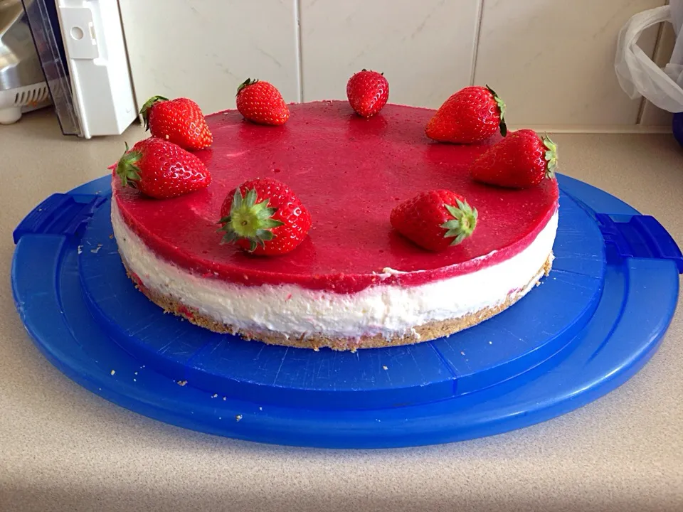 No bake cheese cake with strawberry topping|Beate Weissenbergerさん