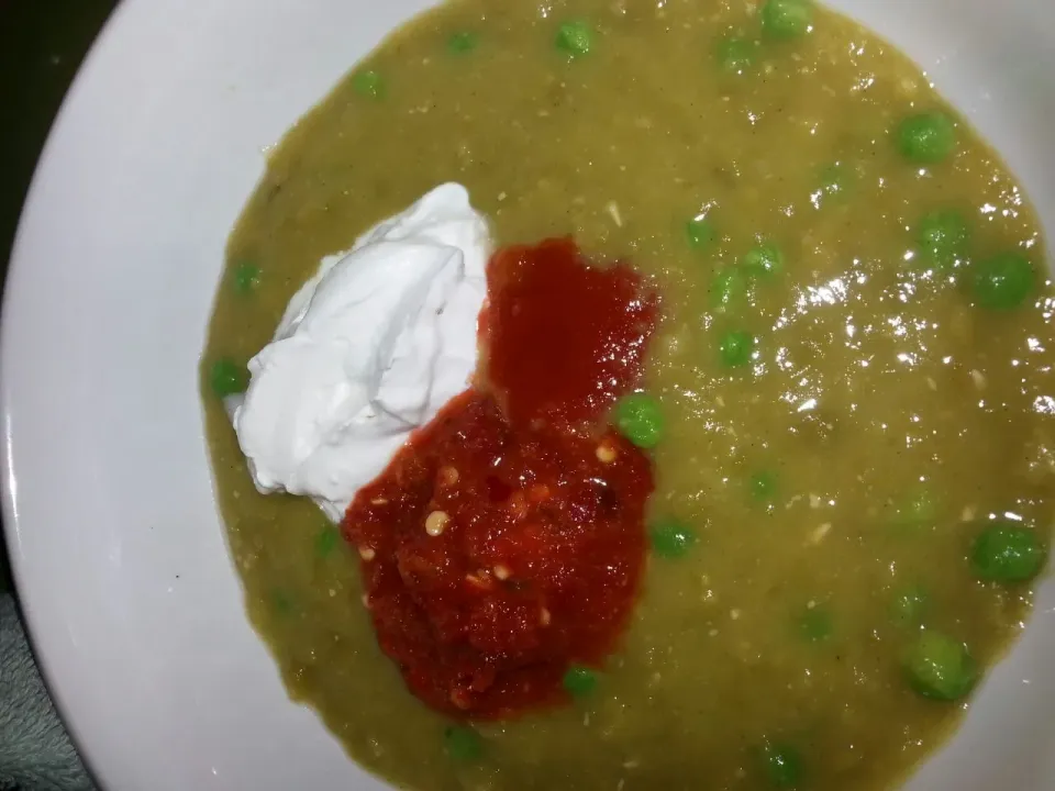 homemade peas soup garnished with chili paste, sour cream, and sriacha.|Polly Gelfusoさん