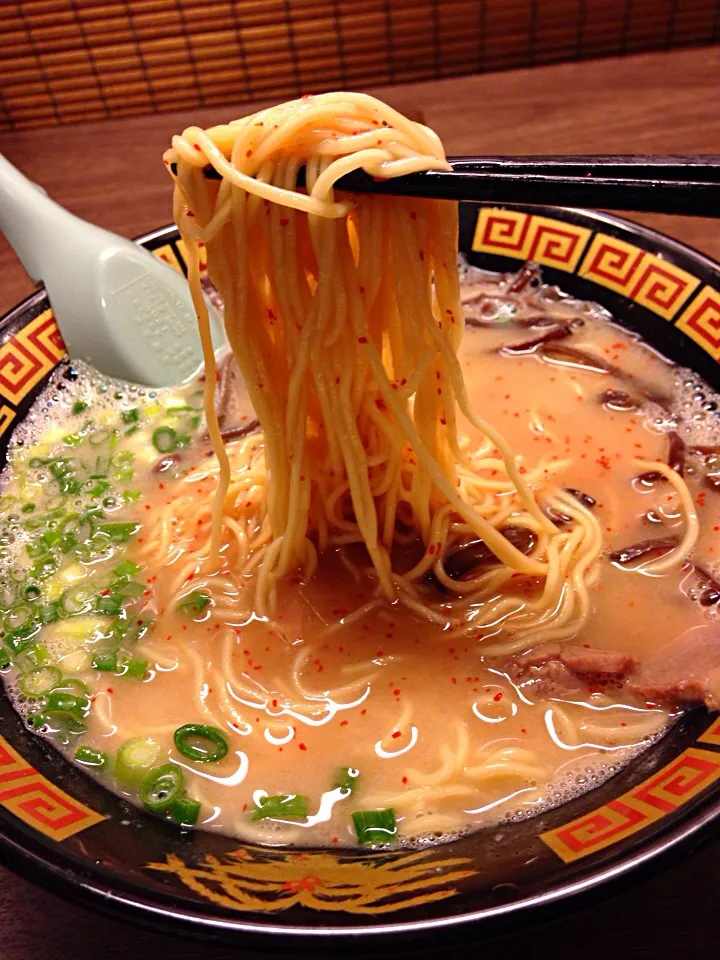 【一蘭】博多豚骨ラーメン🍜 普通は二枚のチャーシューしか入ってないのに、なぜか私のだけに三枚入ってた❗️ラッキー😁スープが濃厚すぎ！！晩ご飯も済んだにもかかわらずラーメン完食😂30分待ちの甲斐があったわ〜👏|Tanni Kaさん