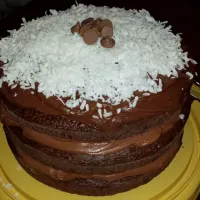 Chocolate layer cake with coconut chocolate mousse filling|Rayah Dickersonさん