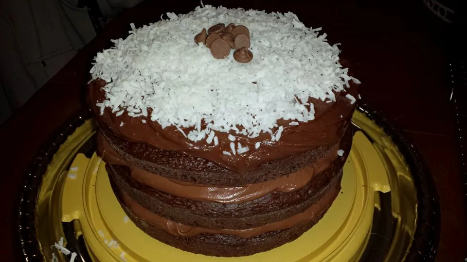 Chocolate layer cake with coconut chocolate mousse filling|Rayah Dickersonさん