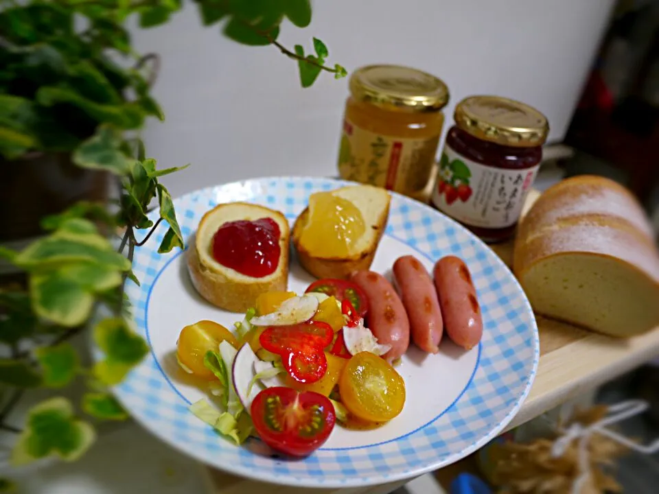 ビタミンカラーな昼食♪ もっちり米粉パンwithラ・フランス＆あまおう苺ジャム  赤色＆黄色サラダ  ソーセージ|石川洋子さん