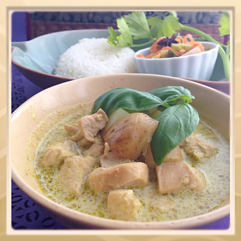 Green curry with fresh basil and fresh potatoes                            タイ風グリーンカレー 🔥🔥|Yuriさん