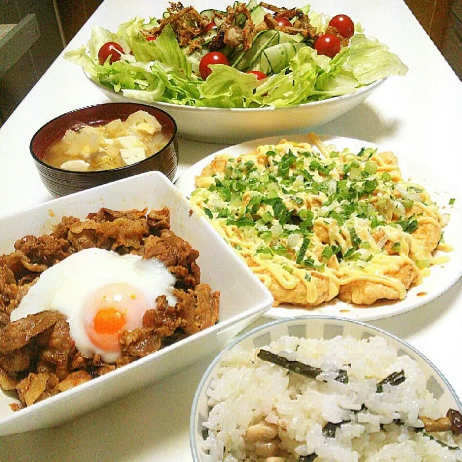 昨日の夕飯♪
＊山菜ご飯
＊味噌汁
＊トマト豚すき焼き
＊チキン南蛮風
＊鶏皮チップ乗せサラダ|ゆりかさん