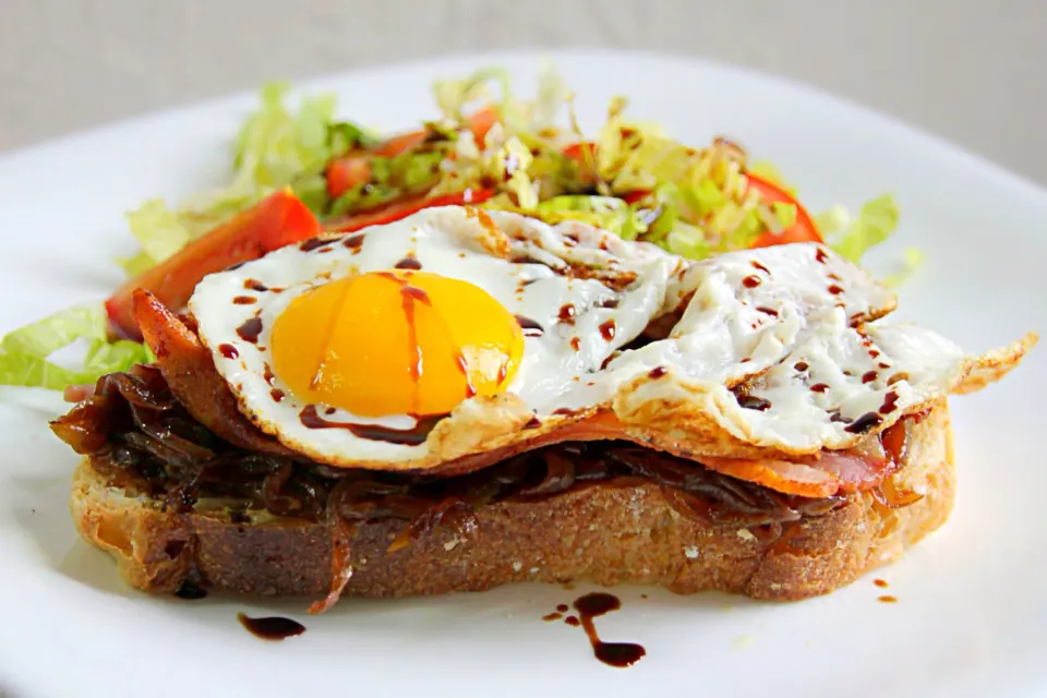 Snapdishの料理写真:Egg & Bacon Sandwich with caramelized onion & balsamic vinegar sauce|Misstyさん