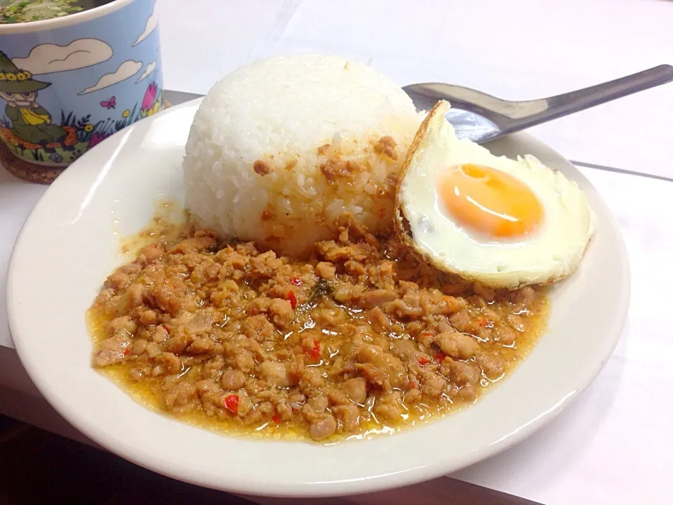 Snapdishの料理写真:タイ料理の カーオ パッ ガパオ ガイ サップ カイダーオ です (鶏ミンチとホーリバジル炒め乗せご飯 目玉焼き付き)|あんちゃんさん