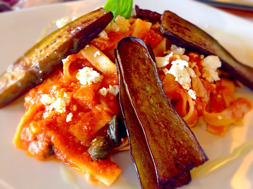 Snapdishの料理写真:Fettuccine in tomato sauce with fried eggplants|maiさん