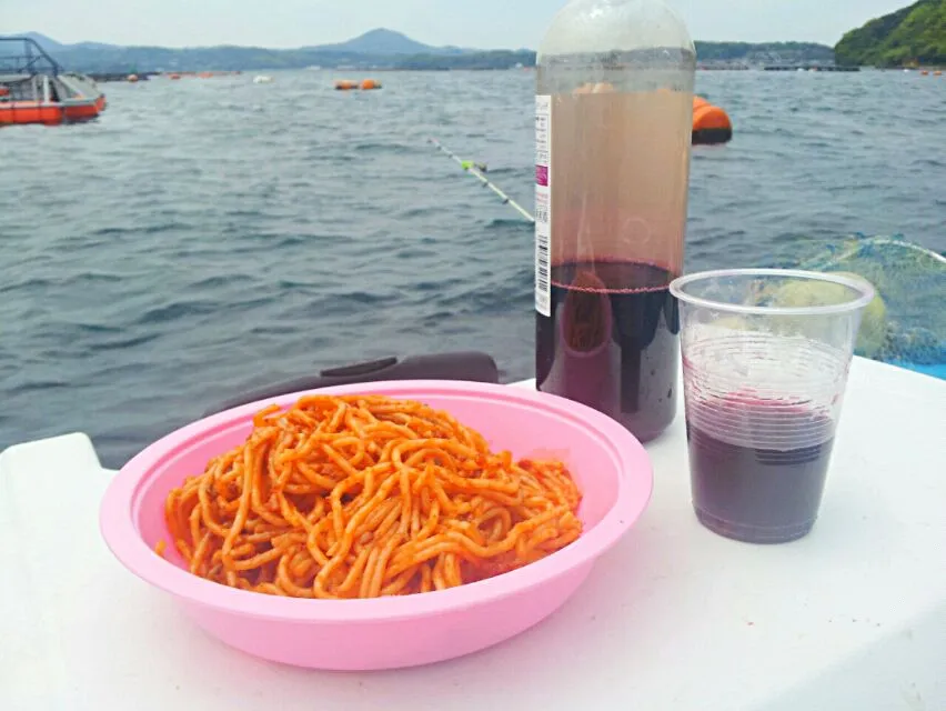 お魚釣りでナポリタン＆ドンキワイン|直樹さん