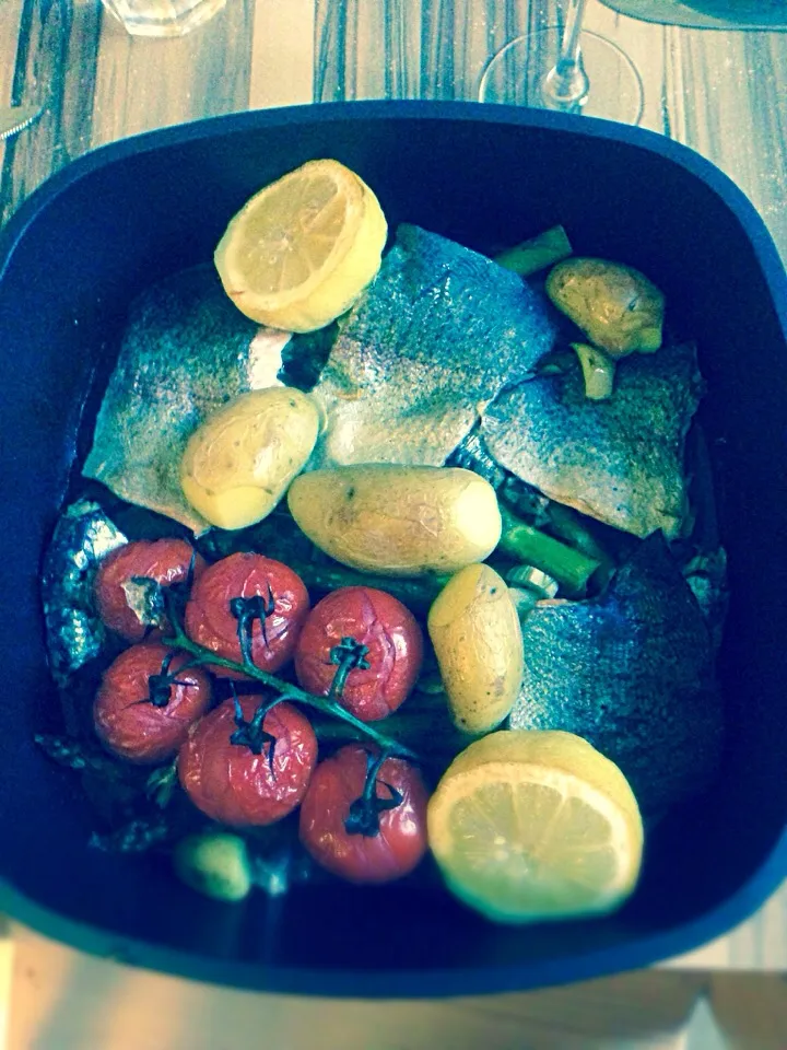 Salmon with Skin, Asparagus, Tomatos & Potatos|carlos vollmerさん