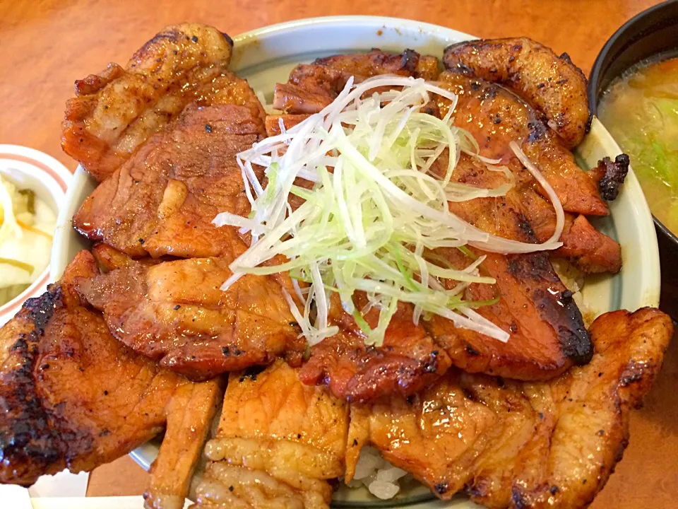 Snapdishの料理写真:炭火焼き豚丼|千葉斉広さん